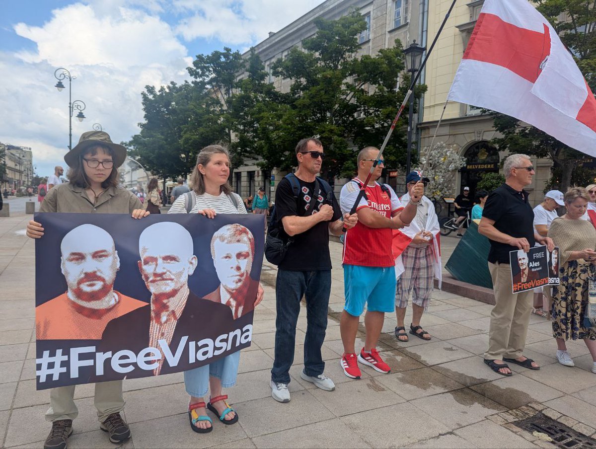 franakviacorka's tweet image. Belarusians of Warsaw 🤍❤️🤍 held a solidarity action this weekend in support of the imprisoned @viasna96 team. Human rights defenders Marfa Rabkova, Valiantsin Stefanovich, Uladzimir Labkovich, and Nobel Peace Prize laureate Ales Bialiatski remain behind bars for their work.