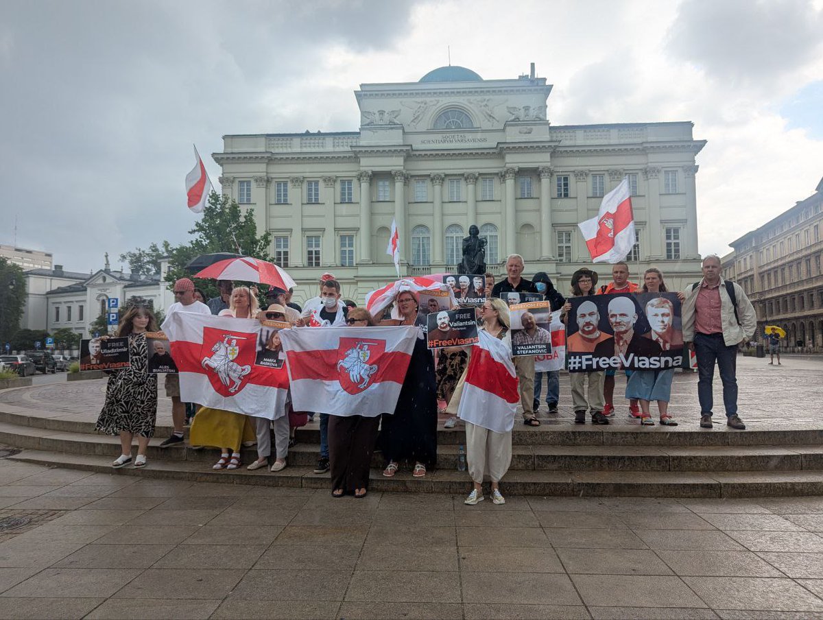 franakviacorka's tweet image. Belarusians of Warsaw 🤍❤️🤍 held a solidarity action this weekend in support of the imprisoned @viasna96 team. Human rights defenders Marfa Rabkova, Valiantsin Stefanovich, Uladzimir Labkovich, and Nobel Peace Prize laureate Ales Bialiatski remain behind bars for their work.