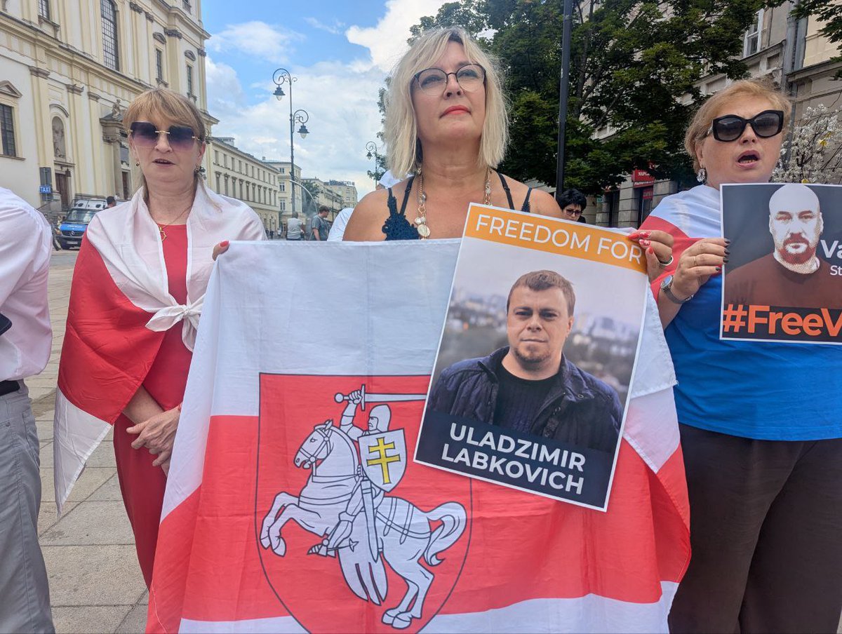 franakviacorka's tweet image. Belarusians of Warsaw 🤍❤️🤍 held a solidarity action this weekend in support of the imprisoned @viasna96 team. Human rights defenders Marfa Rabkova, Valiantsin Stefanovich, Uladzimir Labkovich, and Nobel Peace Prize laureate Ales Bialiatski remain behind bars for their work.