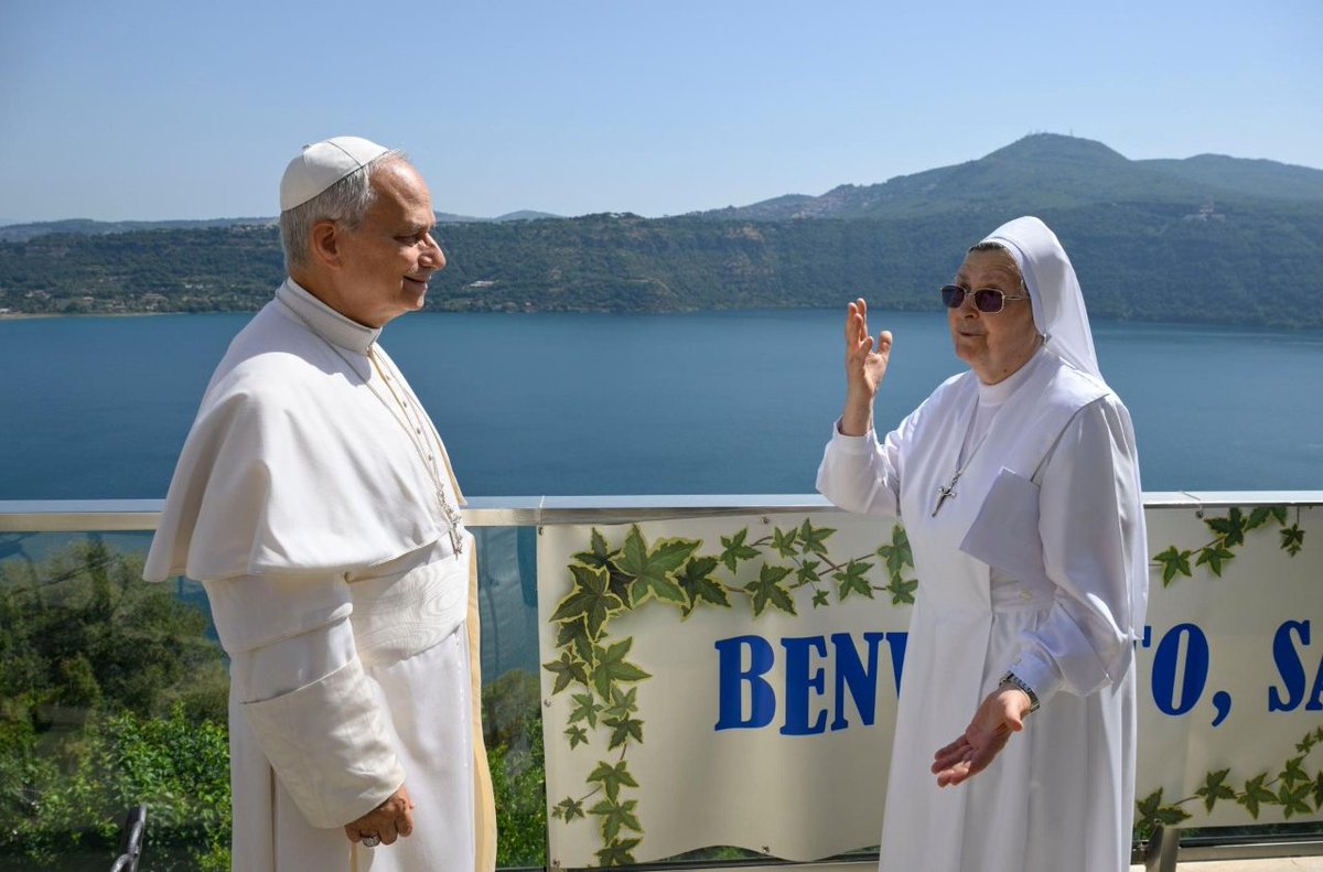 vaticannews_it's tweet image. “Alla fine dell’incontro avevamo la gioia negli occhi”. Le suore di Santa Marta raccontano la visita di Papa #LeoneXIV alla casa di riposo di #CastelGandolfo
#VaticanNewsIT
⬇️ Leggi l'articolo di @DanielePiccini
shorturl.at/Z8to3