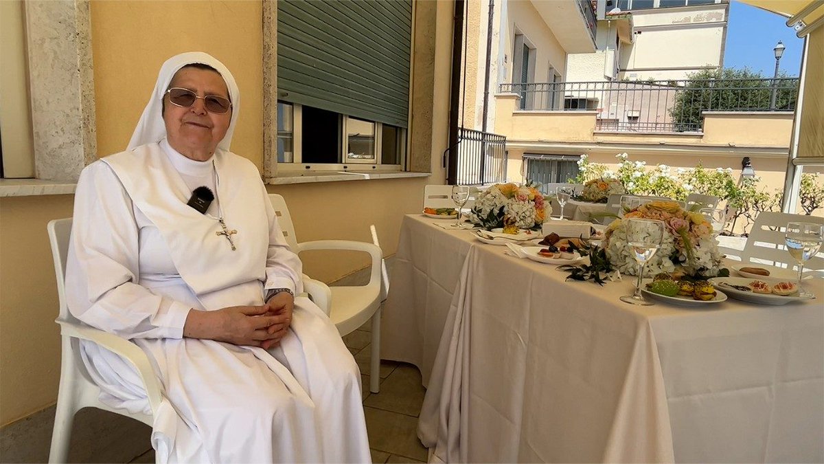 vaticannews_it's tweet image. “Alla fine dell’incontro avevamo la gioia negli occhi”. Le suore di Santa Marta raccontano la visita di Papa #LeoneXIV alla casa di riposo di #CastelGandolfo
#VaticanNewsIT
⬇️ Leggi l'articolo di @DanielePiccini
shorturl.at/Z8to3