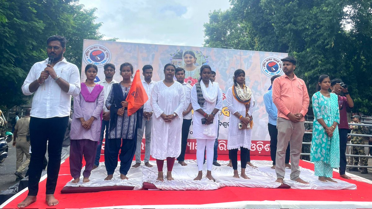 abvpodisha's tweet photo. ବାଲେଶ୍ଵରର ସ୍ଵାଭିମାନୀ ଝିଅ ସୌମ୍ୟାଶ୍ରୀ ଭଉଣୀଙ୍କ ସ୍ମୃତିରେ ଆଜି ଅଖିଳ ଭାରତୀୟ ବିଦ୍ୟାର୍ଥୀ ପରିଷଦ, ଓଡ଼ିଶା ତରଫରୁ ଲୋୟର ପିଏମଜି, ଭୁବନେଶ୍ୱରଠାରେ ଆୟୋଜିତ ଶ୍ରଦ୍ଧାଞ୍ଜଳି ସମାବେଶରେ ସାରା ରାଜ୍ୟରୁ ଶତାଧିକ ବିଦ୍ୟାର୍ଥୀ ଯୋଗ ଦେଇ ଶ୍ରଦ୍ଧାସୁମନ ଅର୍ପଣ କରିଛନ୍ତି।
#JusticeForSomyashri
#ABVPForStudents #ABVPOdisha https://t.co/XcbyNxPQUc