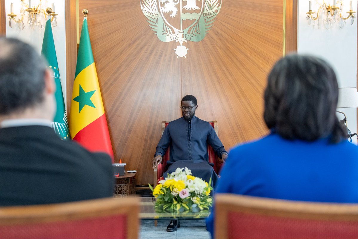 PR_Senegal's tweet image. Le Président @PR_Diomaye a reçu, ce lundi, Monsieur Alex Soros, Président du Conseil d’administration de l’Open Society Foundations. À cette occasion, M. Soros a salué la vision audacieuse du Chef de l’État en matière de transformation économique et de réforme institutionnelle.
