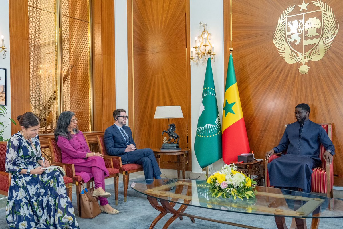PR_Senegal's tweet image. Le Président @PR_Diomaye a reçu, ce lundi, Monsieur Alex Soros, Président du Conseil d’administration de l’Open Society Foundations. À cette occasion, M. Soros a salué la vision audacieuse du Chef de l’État en matière de transformation économique et de réforme institutionnelle.