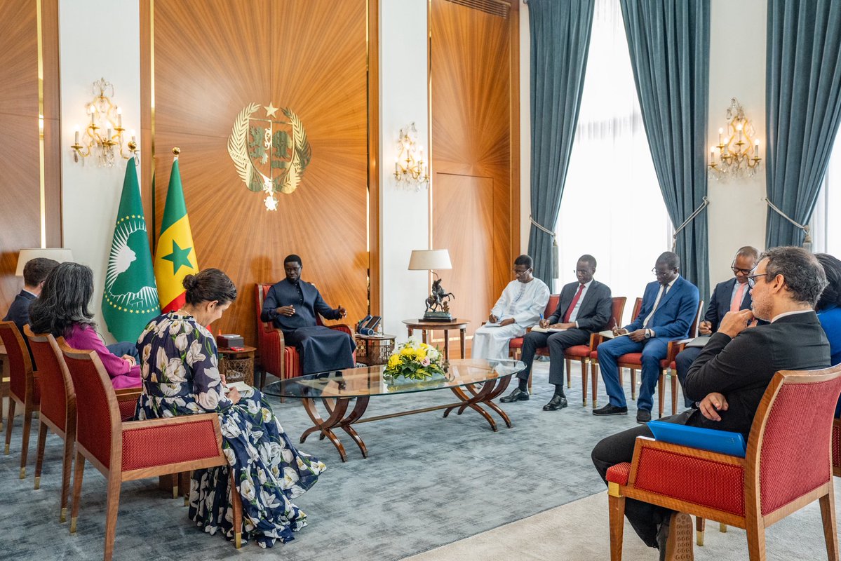PR_Senegal's tweet image. Le Président @PR_Diomaye a reçu, ce lundi, Monsieur Alex Soros, Président du Conseil d’administration de l’Open Society Foundations. À cette occasion, M. Soros a salué la vision audacieuse du Chef de l’État en matière de transformation économique et de réforme institutionnelle.