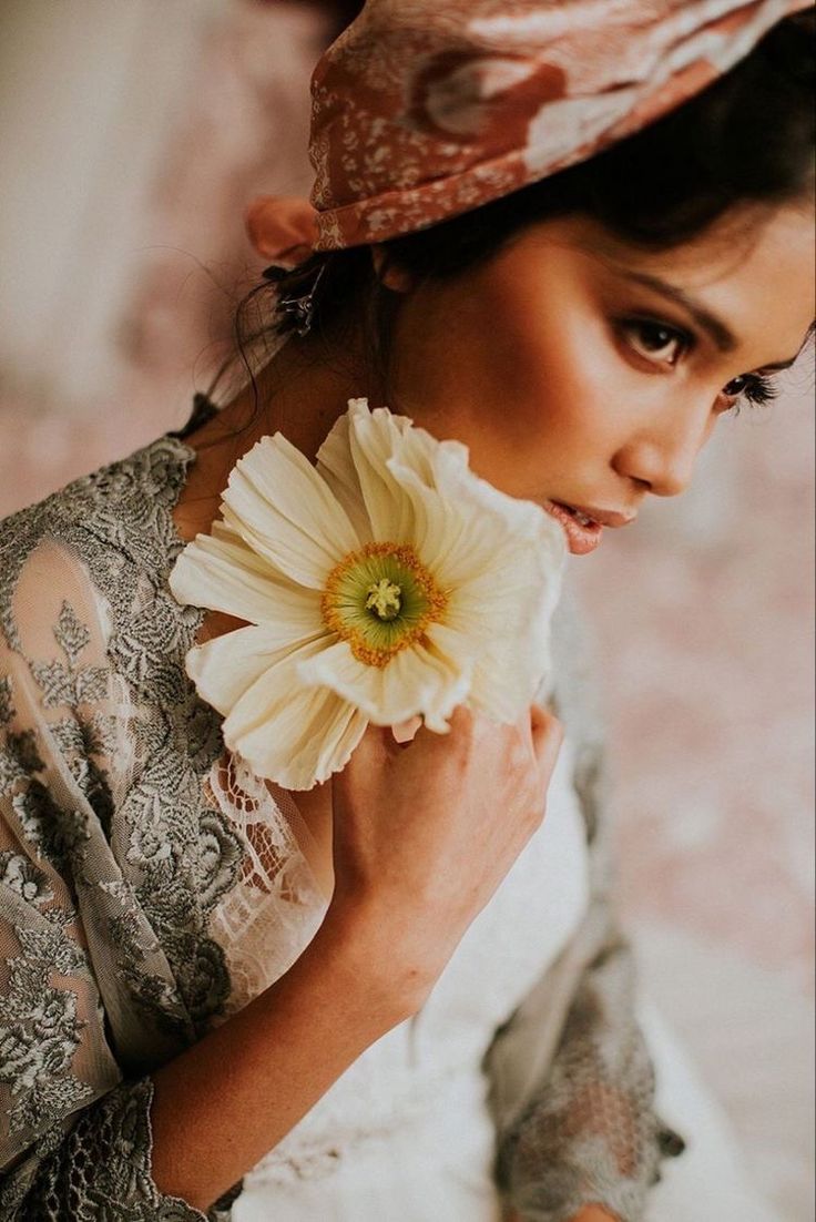 Wildflower2107's tweet image. The other day,
I came across her.
She said, "He may have destroyed
My face, but not my dreams!"
Bruised yet unbowed,
And a living statement,
She has given me a purpose -
A purpose to celebrate who I am!
#purpose #vss365 #poembyrashmi #micropoetry #poetrycommunity #rbg