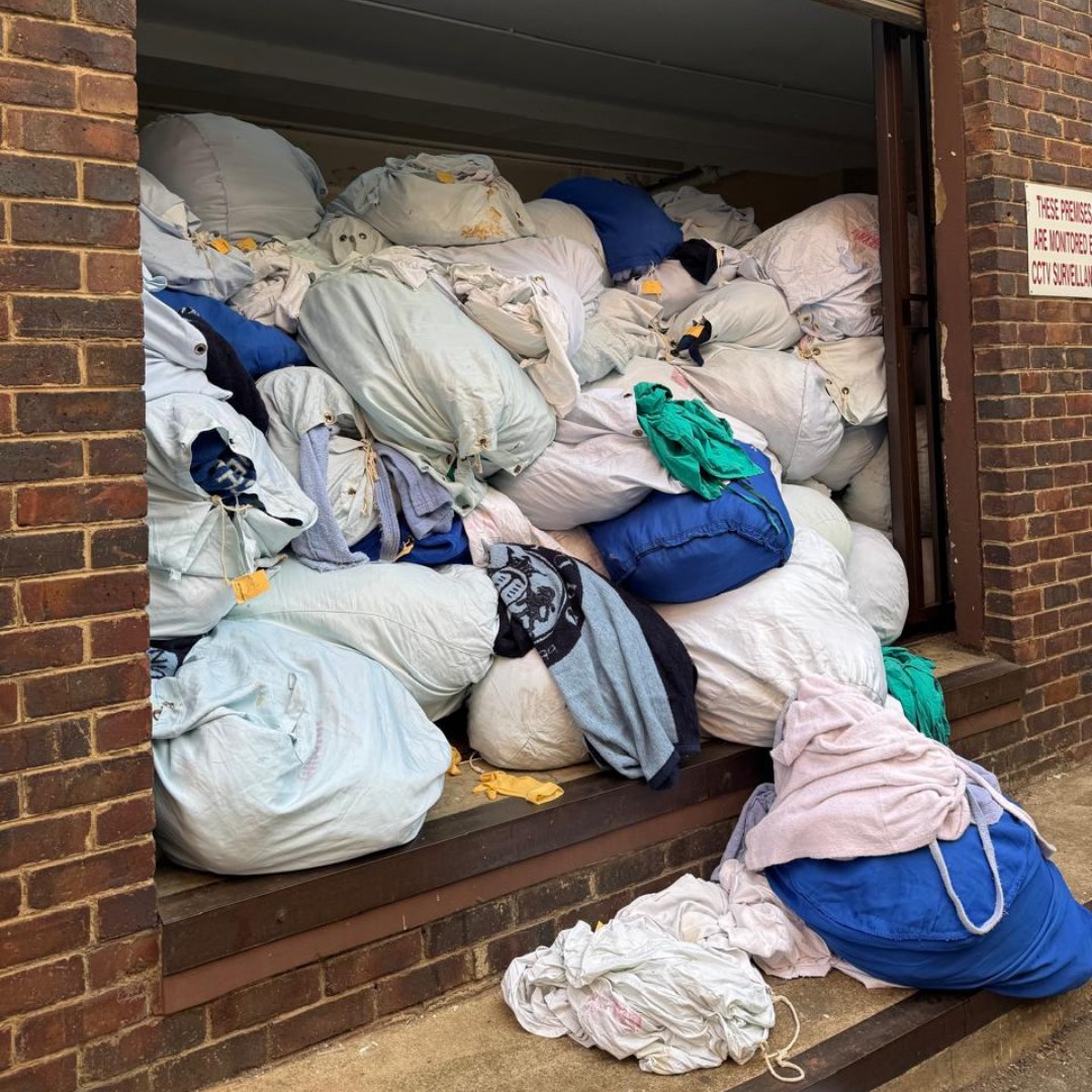 DA_GPL's tweet image. Visited Joburg Provincial Laundry (serving 17 facilities). Found: huge backlog, 1/2 tunnel washers broken, only 87 staff vs 180 posts, machines under-maintained. Patients go without clean linen while dept denies a crisis. #Laundry @JackBloomDA
Read: ow.ly/Qb1c50WsBnY