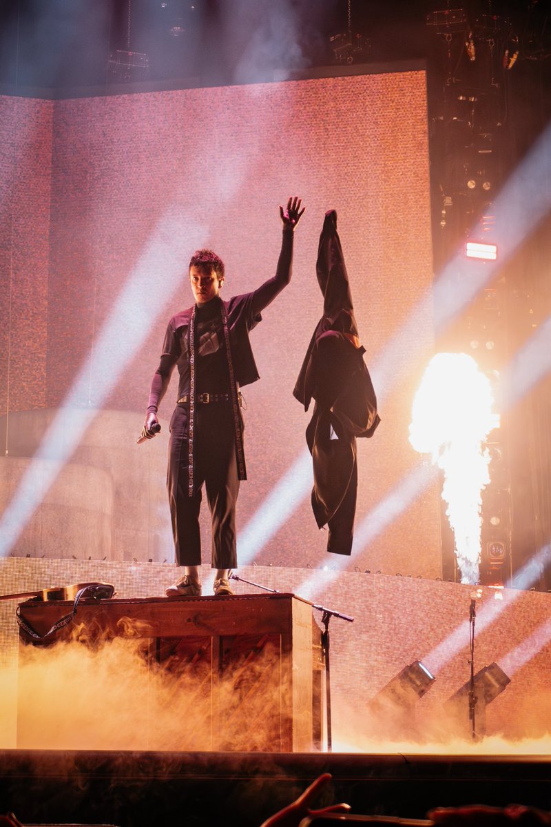 gracr0c's tweet image. heyyy everyone who has found me through my tøp pics, concert photography is also my job and any support over on instagram means a lot!! i also posted loads my tøp pics over there if u wanna have a look 💖