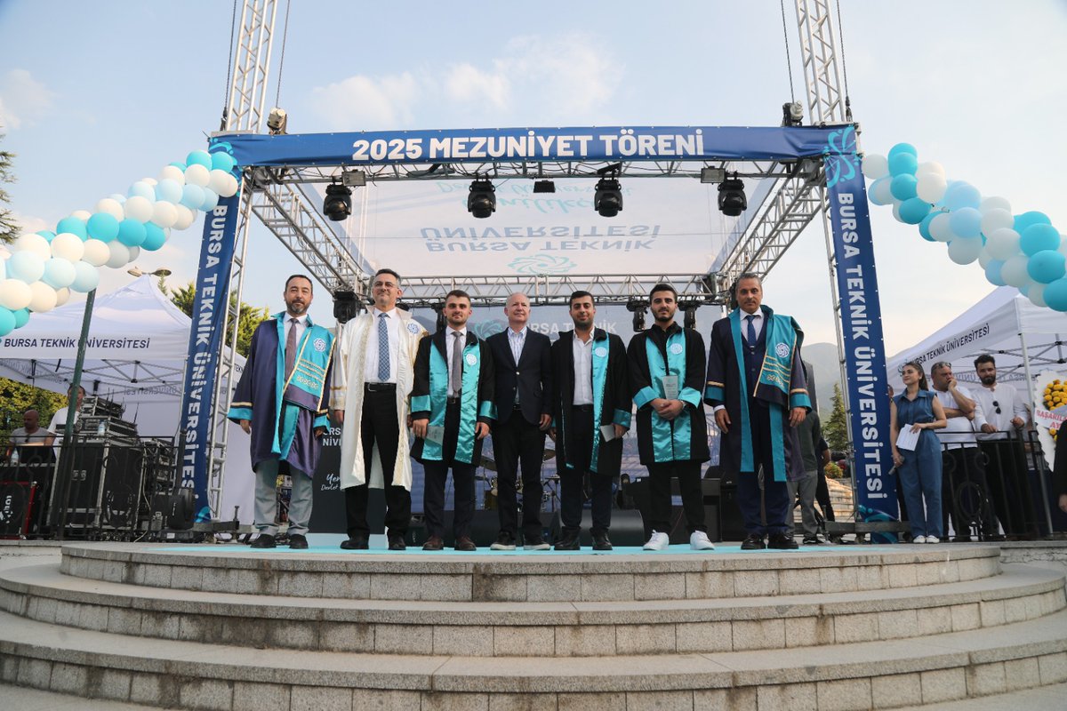 Bursa Teknik Üniversitesi 2024-2025 Yılı Mezuniyet Törenine Türk Loydu Vakfı Yönetim Kurulu Başkanı Prof. Dr. Oral Erdoğan katıldı. Denizcilik Fakültesi’nden dereceyle mezun olan öğrencilere Türk Loydu Vakfı adına Prof. Dr. Oral Erdoğan tarafından hediye takdim edildi.