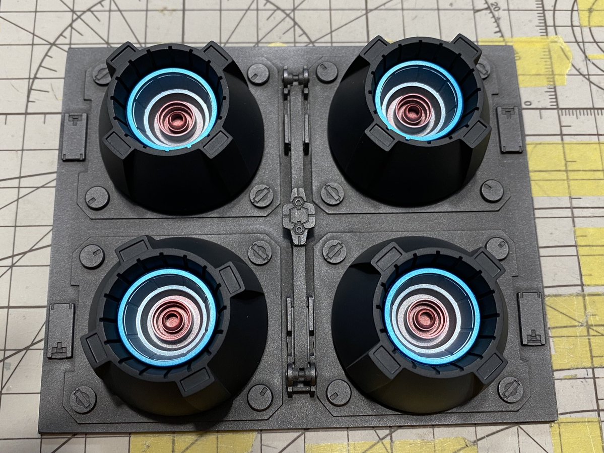 larry8176's tweet image. #1/48メガサイズGアーマー計画
その23.5
バーニア塗装。プラ板で作成したベースをダークアイアンで塗ったけどこの色、相変わらず難しい。ティッシュで擦ると擦った部分の色味が変わる変なカラーなんだけど、思ったような感じにならない😞
ウェザリングしたみたいになってしまった。