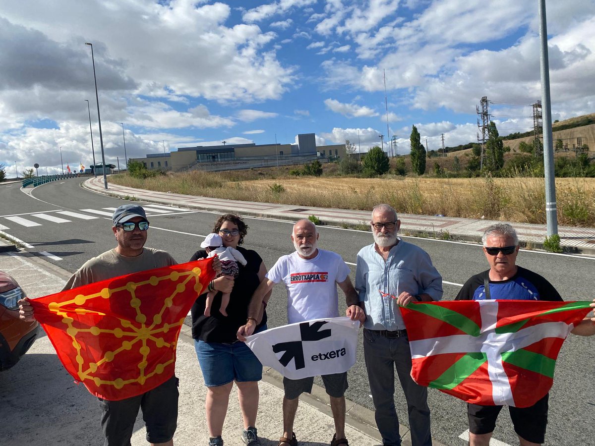 RtxSortu's tweet image. 24 urteren ostean Txutxo aske eta auzoan! Poza erraietan! ✊🏼♥️ #BatGutxiago #Arrotxapea