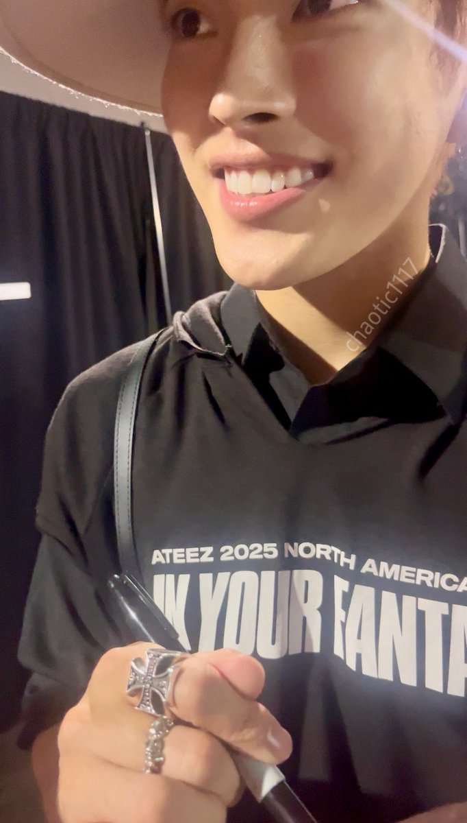 chaotic1117's tweet image. Hongjoong’s reaction to a pregnant fan’s belly with a future babytiny #ATEEZinNashville 😭😭😂🥰