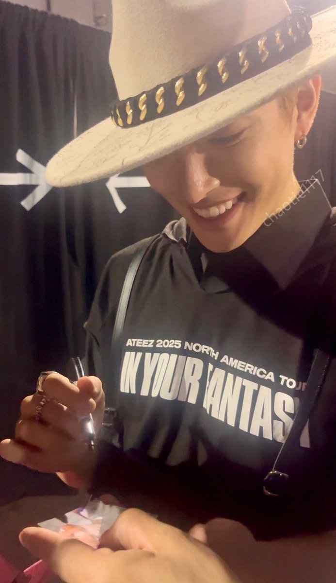 chaotic1117's tweet image. Hongjoong’s reaction to a pregnant fan’s belly with a future babytiny #ATEEZinNashville 😭😭😂🥰