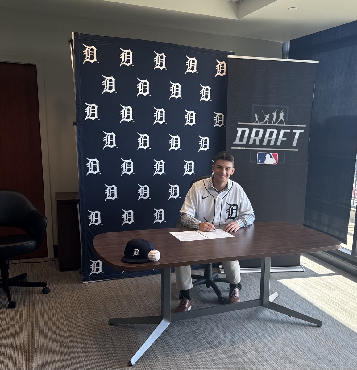 KMaherNews12's tweet image. Congrats to Hauppauge’s Michael Oliveto for signing his first MLB contract. He’ll report to the #Tigers minor league team in Lakeland, FL after being selected as the 34th pick in this month’s draft. @HPSAthletics @News12LI