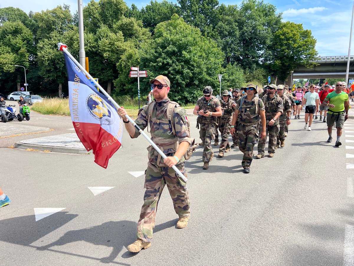 Armee_de_lair's tweet image. 🥾 Marche de Nimègue (Pays-Bas) : l’EAAO répond présente.
160 km, 10 kg sur le dos, 4 jours de marche. 15 Aviateurs ont rejoint 45 000 participants pour cette épreuve d’endurance, en hommage aux soldats tombés autour d’Arnhem en 1944 lors de l’opération Market Garden.