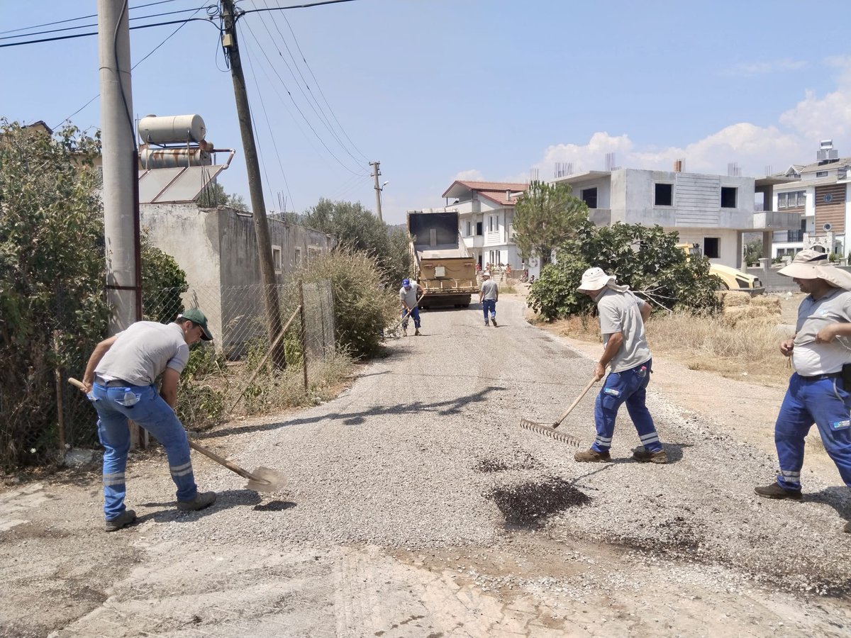 41 mahallemizde sürdürdüğümüz yol yapım çalışmalarımız kapsamında, Karaçulha ve Çamköy Mahallelerimizde asfalt kaplama çalışmalarımız devam ediyor.

Daha konforlu ve güvenli bir ulaşım için çalışmalarımıza aralıksız devam ediyoruz.