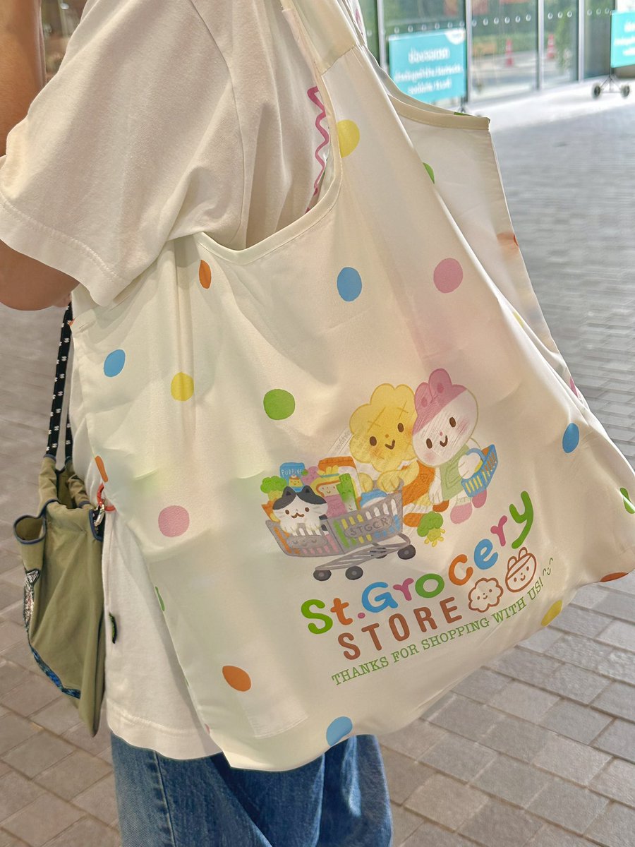 วันนี้เอากระเป๋าไปลองใช้มาค่ะ น่ารักม้ายคะ (ㅅ´ ˘ `) ใส่ของได้แบบแน่นๆ แบกของกลับบ้านจนปวดไหล่เลย // ขอบคุณคุนแม่ที่มาเป็นนางแบบให้คับ💗🙆‍♀️