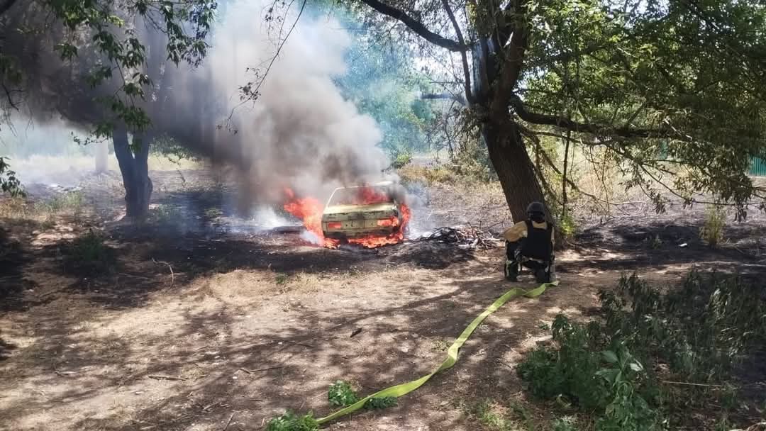 Farleymarley16's tweet image. The russian🇷🇺airforce directed 250kg guided aerial bombs at people's homes in Kostyantinivka earlier today. Cars, houses and commercial premises were damaged. Civilians are deliberately targeted in the Donetsk region by the russians🇷🇺 everyday with aerial weapons & artillery.