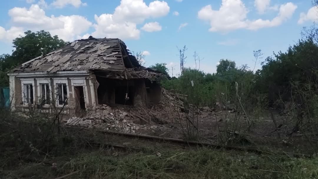 Farleymarley16's tweet image. The russian🇷🇺airforce directed 250kg guided aerial bombs at people's homes in Kostyantinivka earlier today. Cars, houses and commercial premises were damaged. Civilians are deliberately targeted in the Donetsk region by the russians🇷🇺 everyday with aerial weapons & artillery.
