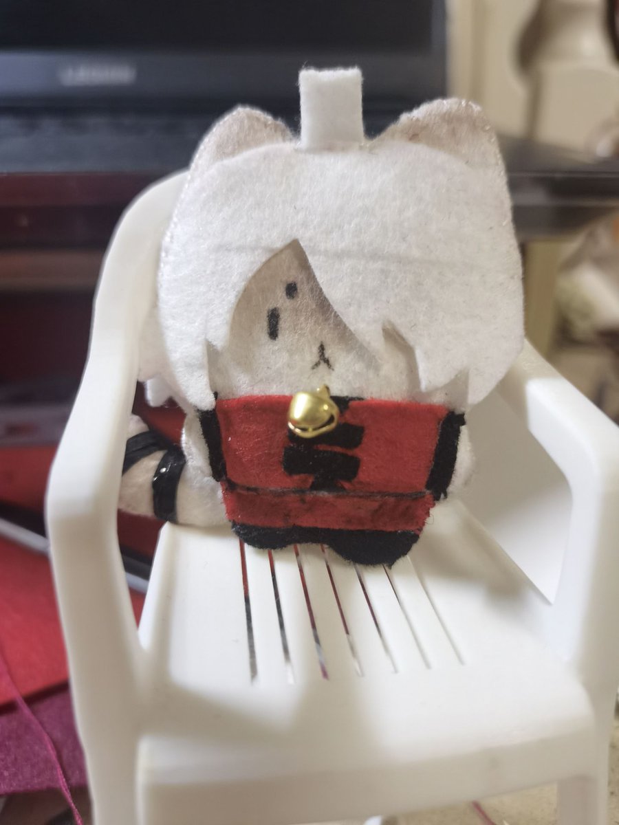 1d猫猫…他的腿太短了，我做的时候把腿环绑尾巴上去了…
是不织布挂件…