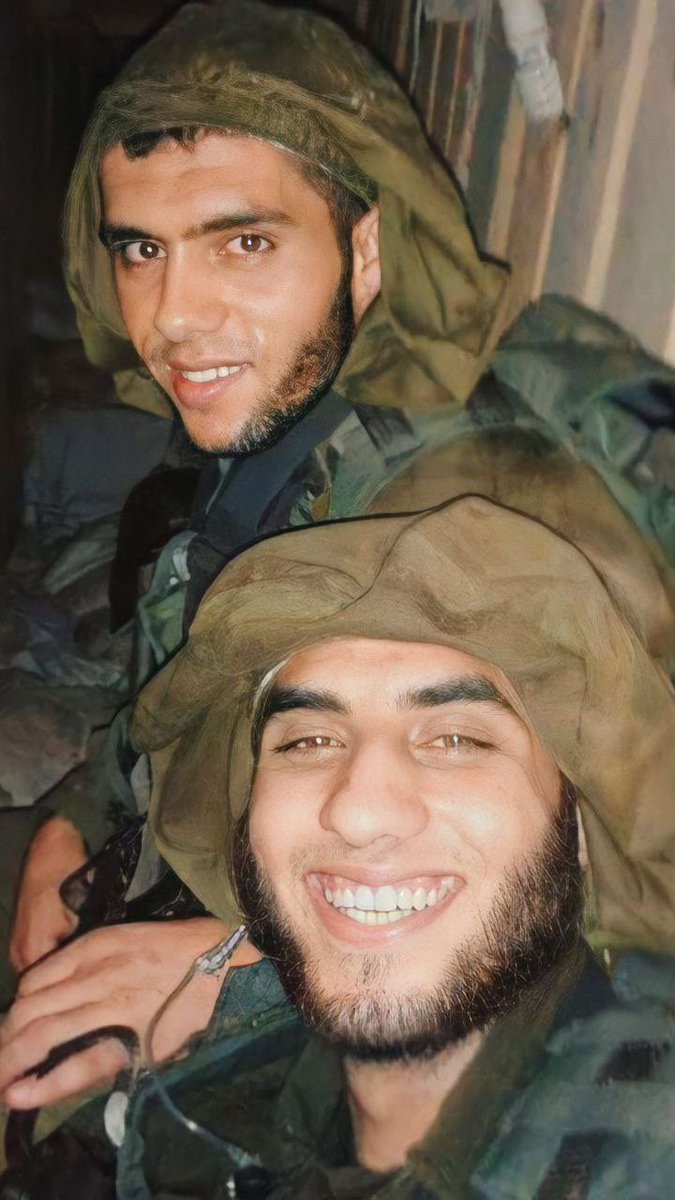 lo4ba's tweet image. يُنادي باسمِنا الأقصى فقُمنَا
رميناهُم وعُدنا ضاحكينا
فهذي الحربُ لُعبتُنا ونبقى
نُذيقُ الغاصِبينَ لظىً مُبينا
وصوتُ عويلِهم في الكونِ يسري
"ويشفِ صدورَ قومٍ مؤمِنينَ"
- الشهيد محمد عبد الرحيم صالح.