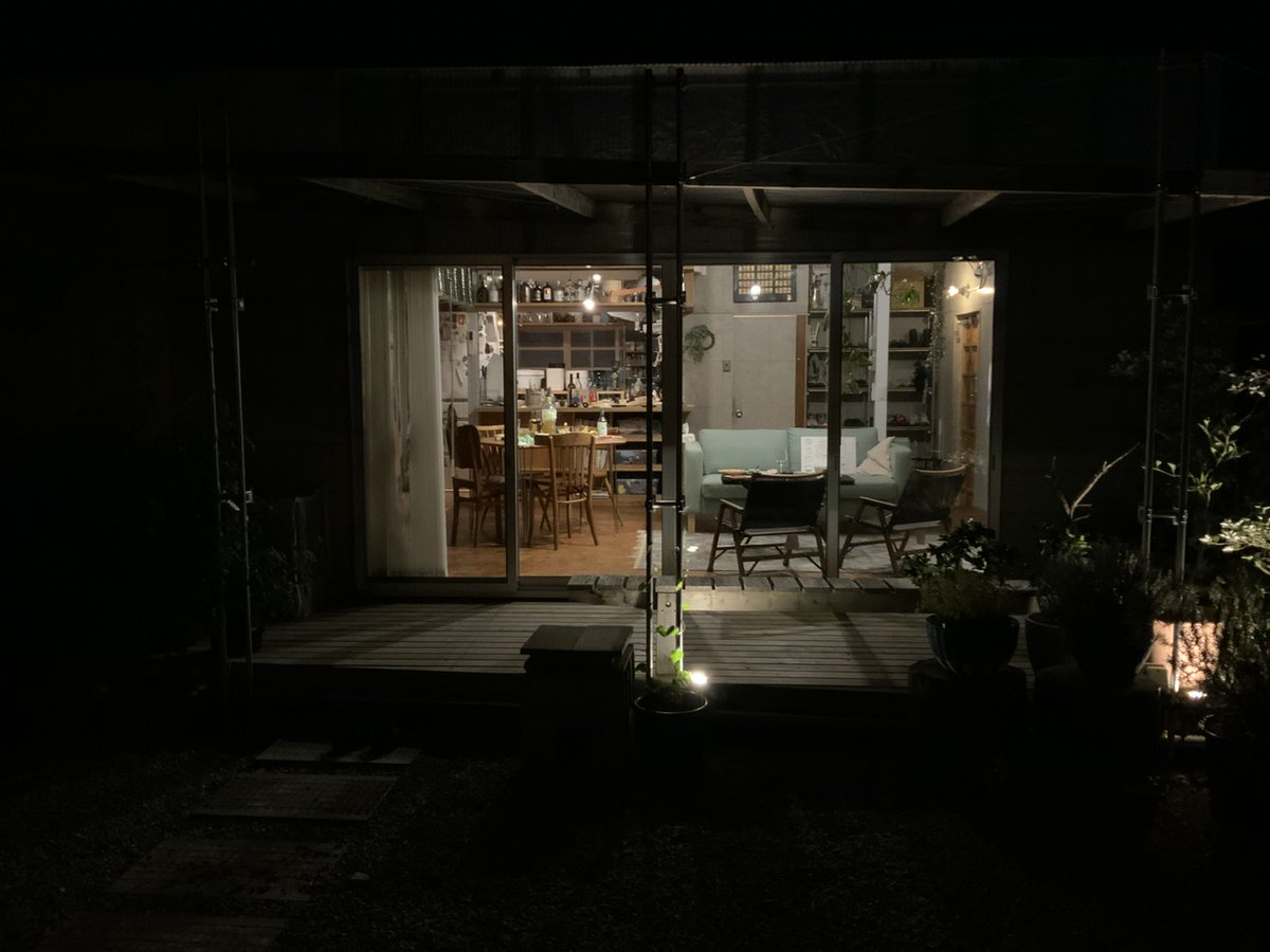 neodymium_boy's tweet image. 堀越一希「七栄の住宅群」。設計者によるブリコラージュと自主施工の世界。ところどころ既存の材を切り貼りしたり、回転移動したり、読み替えたり。建築メディアとは距離をおいた独特の世界がとても良かった。
あと、これほどレゴの「花」シリーズが似合う建築家の自邸もなかなかない。また行きたい。