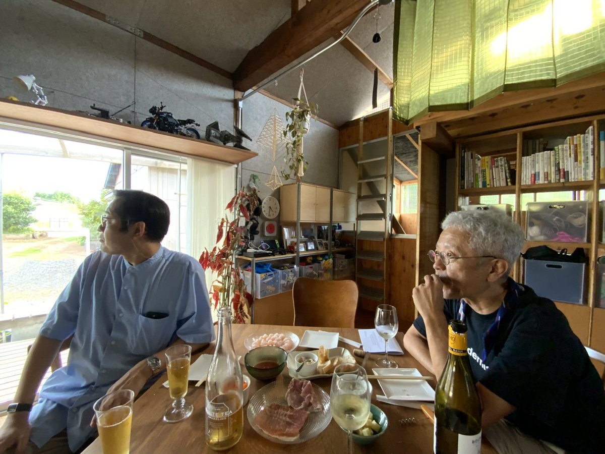 neodymium_boy's tweet image. 堀越一希「七栄の住宅群」。設計者によるブリコラージュと自主施工の世界。ところどころ既存の材を切り貼りしたり、回転移動したり、読み替えたり。建築メディアとは距離をおいた独特の世界がとても良かった。
あと、これほどレゴの「花」シリーズが似合う建築家の自邸もなかなかない。また行きたい。