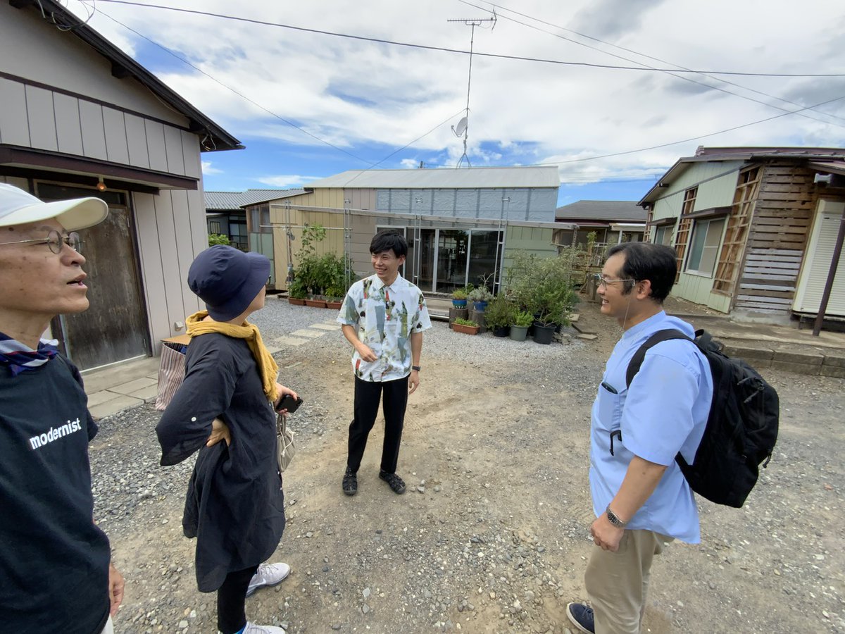 neodymium_boy's tweet image. 堀越一希「七栄の住宅群」。設計者によるブリコラージュと自主施工の世界。ところどころ既存の材を切り貼りしたり、回転移動したり、読み替えたり。建築メディアとは距離をおいた独特の世界がとても良かった。
あと、これほどレゴの「花」シリーズが似合う建築家の自邸もなかなかない。また行きたい。