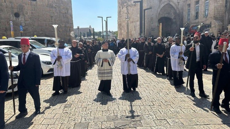 vaticannews_it's tweet image. #Gerusalemme, il nuovo custode Ielpo: senza paure nelle tempeste del mondo. Così il francescano che oggi ha fatto il suo ingresso solenne nella chiesa di San Salvatore
#VaticanNewsIT
Leggi qui ⬇️
shorturl.at/I4RBK