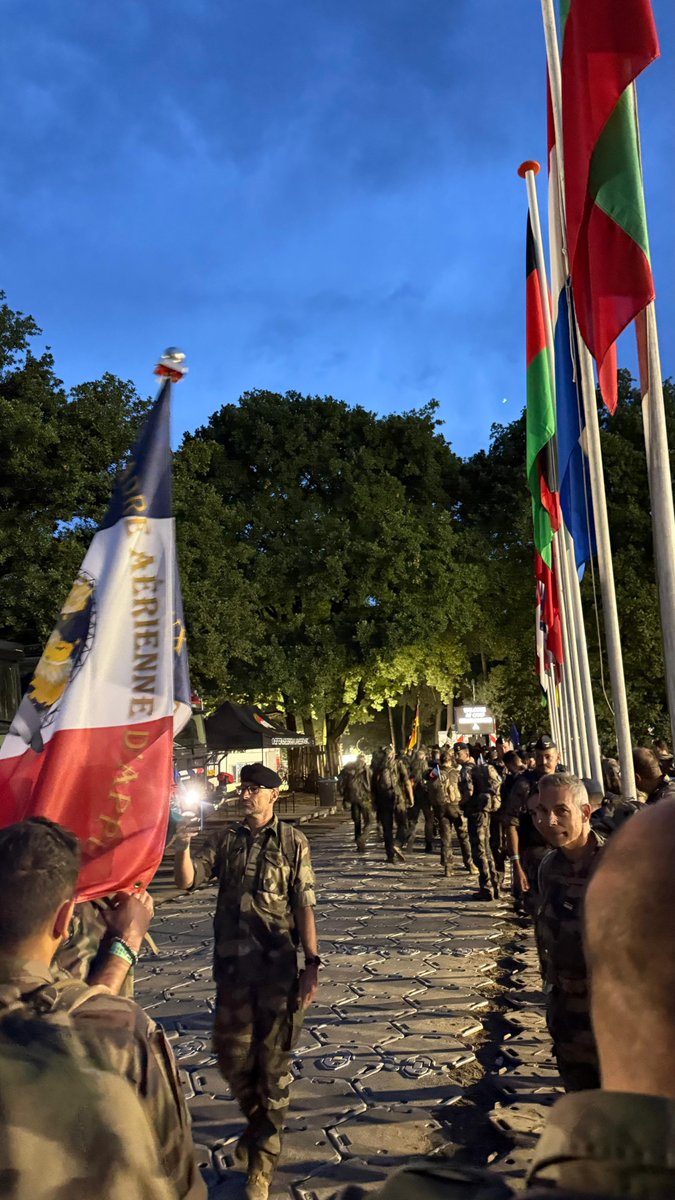 Armee_de_lair's tweet image. 🥾 Marche de Nimègue (Pays-Bas) : l’EAAO répond présente.
160 km, 10 kg sur le dos, 4 jours de marche. 15 Aviateurs ont rejoint 45 000 participants pour cette épreuve d’endurance, en hommage aux soldats tombés autour d’Arnhem en 1944 lors de l’opération Market Garden.
