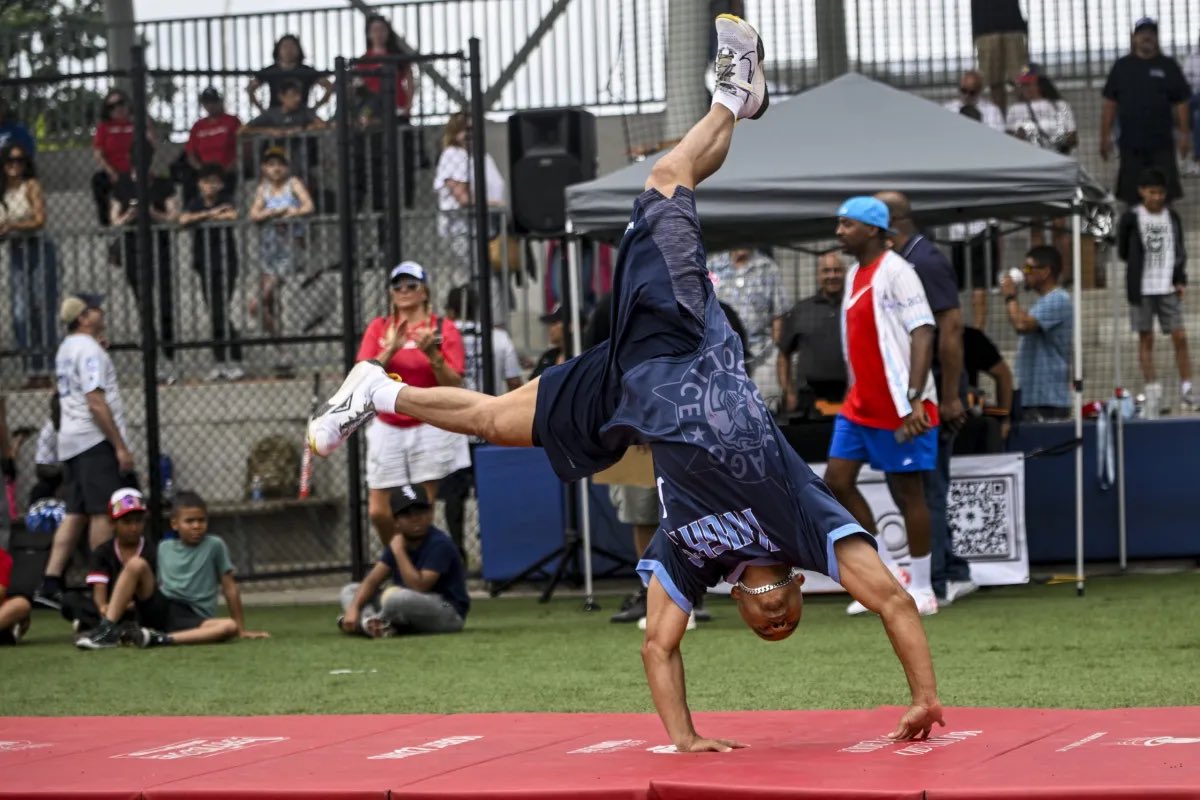 colinbphoto's tweet image. I’m living for these fantastic photos by @zoedavis04 alongside @AsimowNoah’s great words in @BlockClubCHI from yesterday!

STORY: Alderpeople Take On Chicago Cops In 16-Inch Softball: 'This Is The Best We’ve Gotten Along All Year' blockclubchicago.org/2025/07/21/ald…