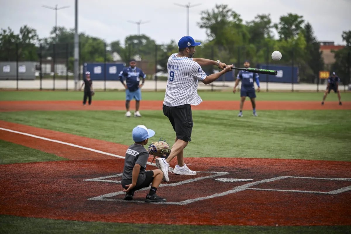 colinbphoto's tweet image. I’m living for these fantastic photos by @zoedavis04 alongside @AsimowNoah’s great words in @BlockClubCHI from yesterday!

STORY: Alderpeople Take On Chicago Cops In 16-Inch Softball: 'This Is The Best We’ve Gotten Along All Year' blockclubchicago.org/2025/07/21/ald…