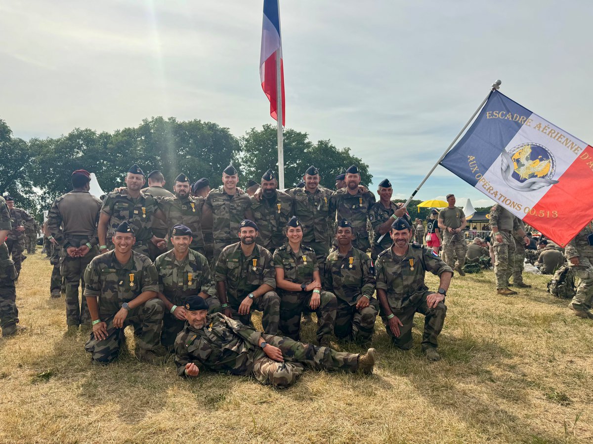Armee_de_lair's tweet image. 🥾 Marche de Nimègue (Pays-Bas) : l’EAAO répond présente.
160 km, 10 kg sur le dos, 4 jours de marche. 15 Aviateurs ont rejoint 45 000 participants pour cette épreuve d’endurance, en hommage aux soldats tombés autour d’Arnhem en 1944 lors de l’opération Market Garden.