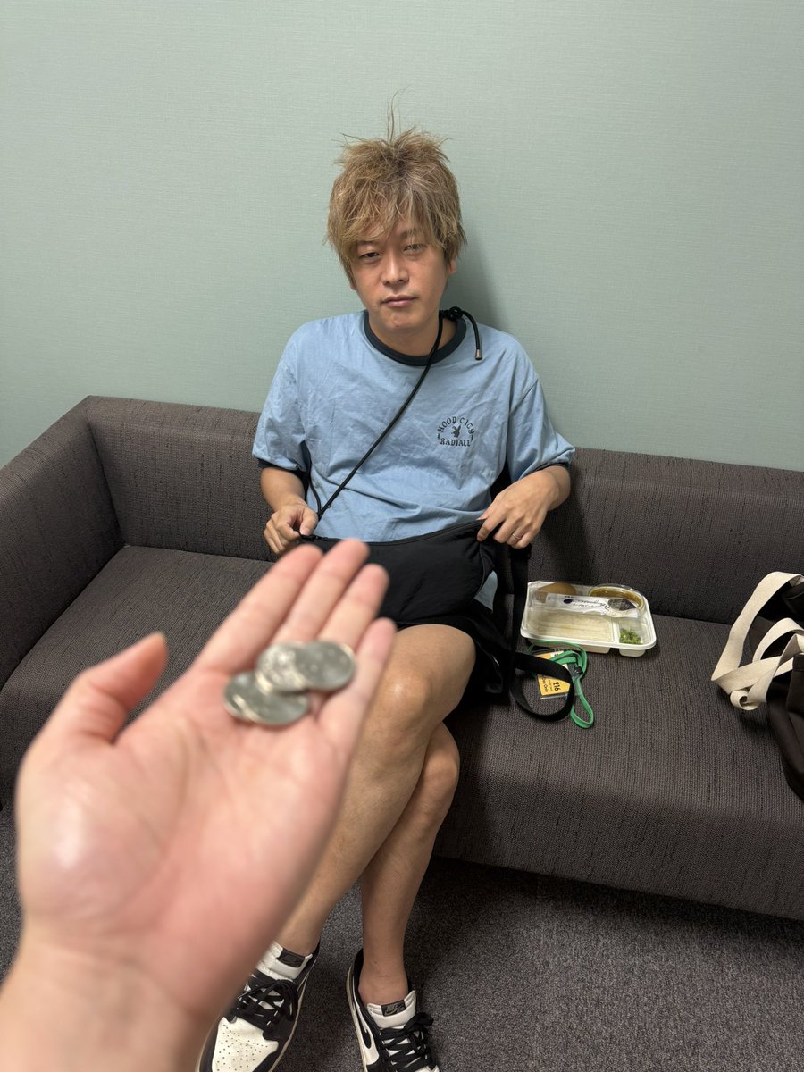 matsukayo0806's tweet image. お財布を持ってくるのを忘れたのに
どーしても現金で400円欲しくて騒いでたら猿川さんがくれた🥺
神さま👼