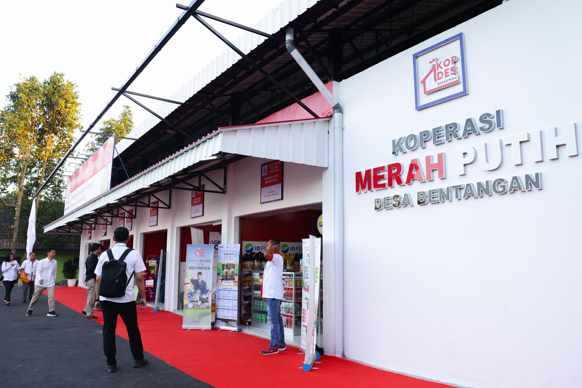 sjafriesjams's tweet image. Presiden Republik Indonesia @prabowo meresmikan Kelembagaan 80.081 Koperasi Desa/Kelurahan Merah Putih (KDMP/KKMP) di Desa Bentangan, Klaten (Senin, 21 Juli 2025).
Gerakan besar ini bukan sekadar peresmian koperasi, tetapi tonggak strategis membangun kemandirian ekonomi desa.…