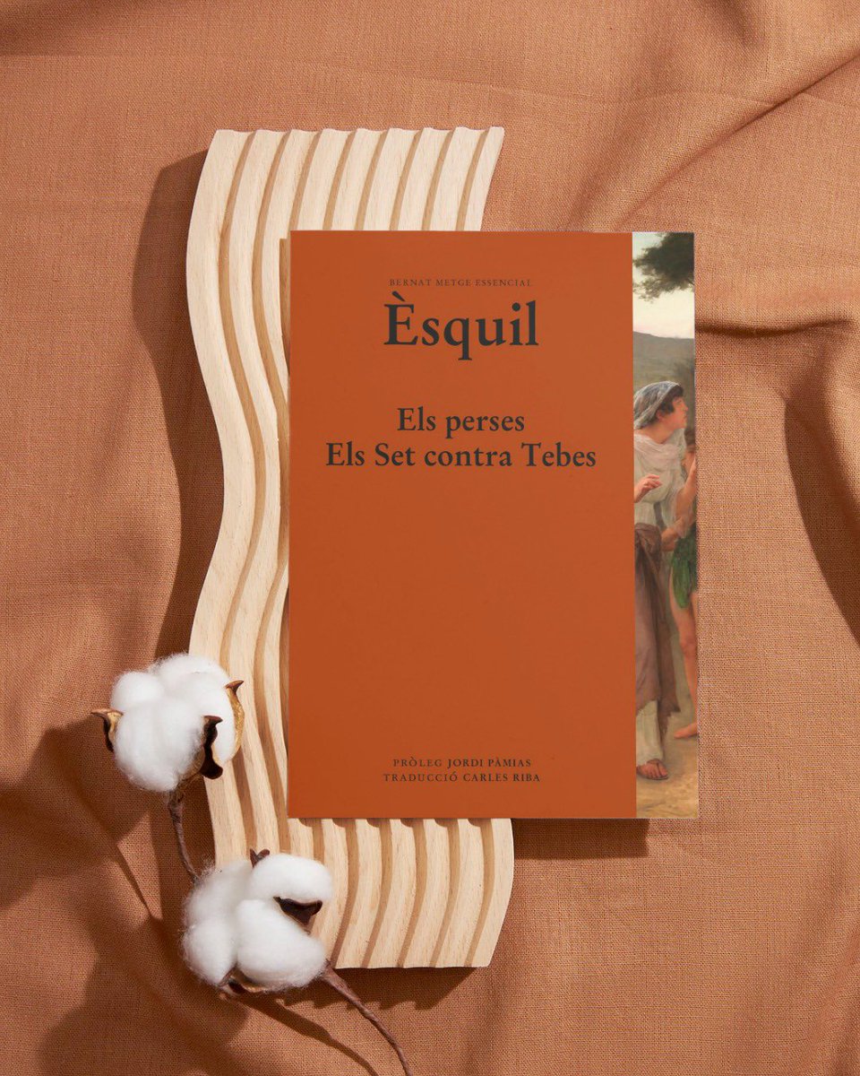 CasaClassics's tweet image. «Aneu, fills de Grècia, allibereu la pàtria, allibereu els fills, les dones, els santuaris dels déus pairals i les tombes dels avis: us hi va tot en la lluita!»
— Èsquil, “Els perses. Els set contra Tebes”.
Dues tragèdies sobre la guerra i el pes del destí. Ja a llibreries! 🗡️