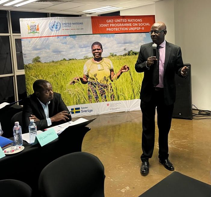 ilolusaka's tweet image. 📊The @MCDSS_ZAMBIA , with support from the @ilo 🇿🇲under the UN Joint Programme on #SocialProtection is training 40 district staff in data-driven service delivery through the Single Window Initiative.
📌Delivering social protection services under one stop shop