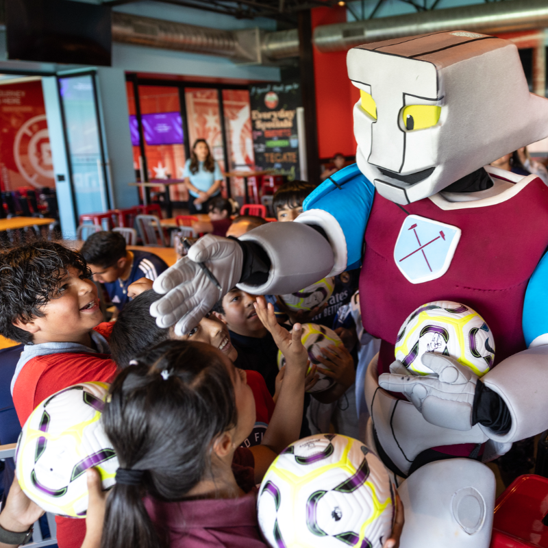 ChicagoFire's tweet photo. The Premier League Summer Series is BACK at the Fire Pitch!

At camp next week...
✅ Photo ops with the iconic Premier League Trophy
✅ Meet and greets with Premier League players, alumni, and mascots
✅ Soccer challenges and games led by Premier League coaches
✅ And more! #cf97