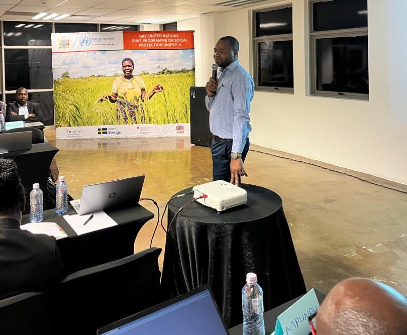 ilolusaka's tweet image. 📊The @MCDSS_ZAMBIA , with support from the @ilo 🇿🇲under the UN Joint Programme on #SocialProtection is training 40 district staff in data-driven service delivery through the Single Window Initiative.
📌Delivering social protection services under one stop shop