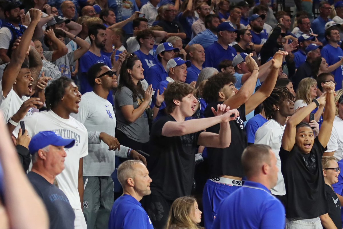 acrphoto's tweet image. What an experience for the current squad having the former Cats and pros around. Watching La Familia grind out a win with that level of intensity and seeing how the BBN responds to these guys has to be invaluable. They see there is a legacy at UK beyond their short time here.