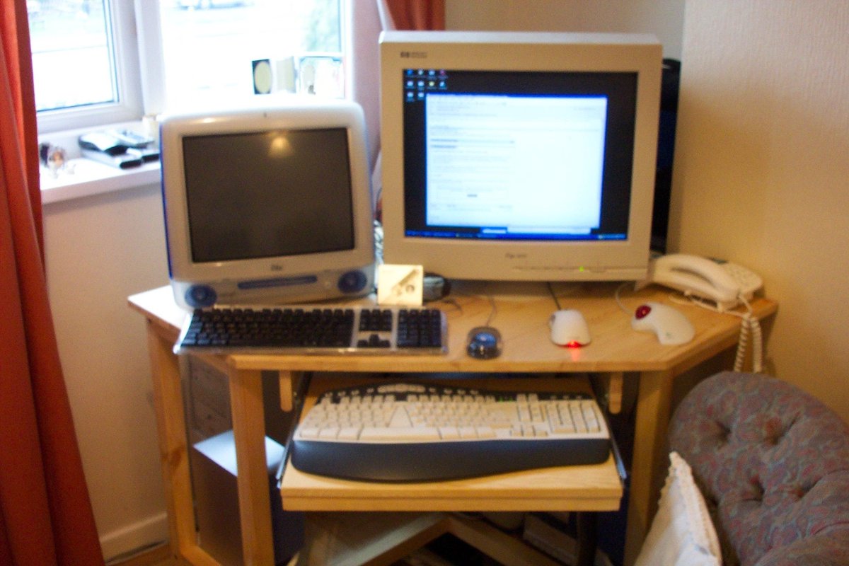 Gammitin's tweet image. This was my setup 21+ years ago and I just realised that I actually did have an Indigo iMac G3 (wrongly remembered it being turquoise)
- iMac G3
- AMD Athlon PC + 21" CRT + MS Ergo Mouse and Keyboard
- NetMD MiniDisc Player
- 512 Kbps Cable Broadband
- Potato Digital Camera 📸😆