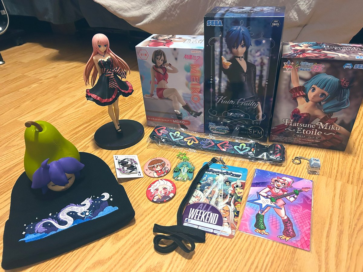 MonochroMenace's tweet image. Connecticon haul!! Huge thanks to MystSaphyr for giving me a bunch of Teto goodies 🥹💜