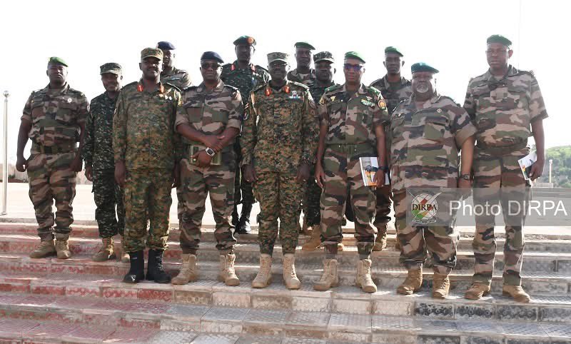 Laccent_'s tweet image. Le #Mali 🇲🇱 accueille une délégation #Ougandaise 🇺🇬 dans le cadre du renforcement de la coopération militaire entre les deux pays.

Source : Communiqué DIRPA