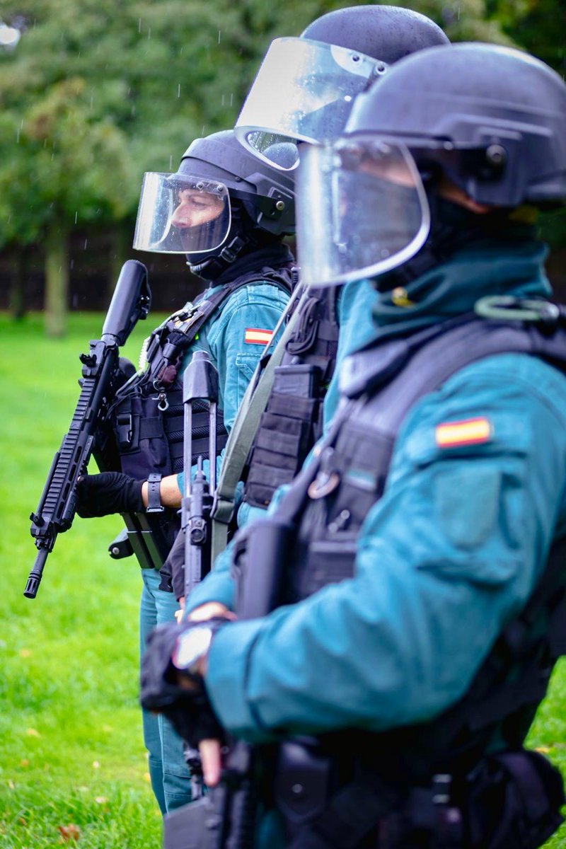 NavarraGC's tweet image. La fuerza no está en rendirse, sino en seguir siempre adelante 💪
El esfuerzo y sacrificio por la seguridad no tiene horario, esta noche nuestras patrullas velarán por tu descanso
✨✨✨🌙
Buenas ✨🌙
✨✨✨✨✨🌙
Noches ✨✨✨🌙