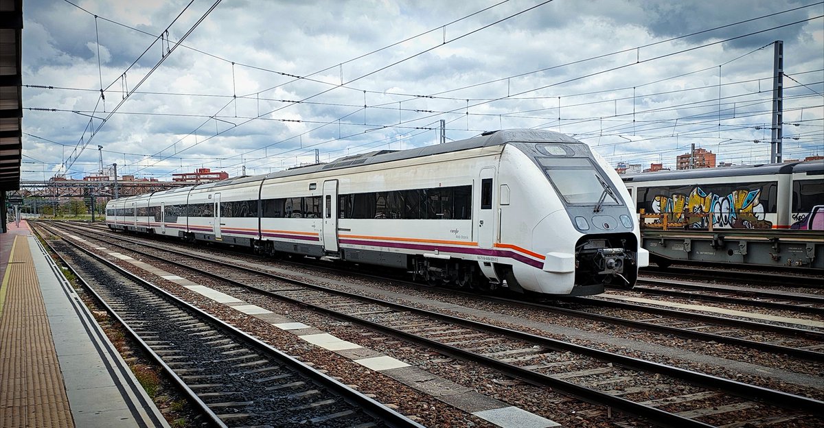 sigomarcha's tweet image. La primera unidad de la serie 449, un tren que fue ideado para todo (podían circular por LAVs a 200km/h), pero que al final se quedó para lo que se quedó (por convencional y a una VMáx de 160).
Qué bien hubiera venido una larga subserie de tres coches para sustituir a las 470.
