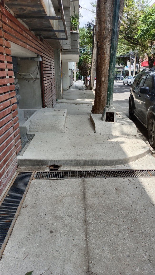 Seguridad NapolesDF (@seg_napolesdf) on Twitter photo Texas 99 tiene poco tiempo que se construyó el desarrollo.
La entrada es totalmente ilegal no se puede justificar que hayan liberado la ocupación o que la vayan a dar <a href="/BJAlcaldia/">Alcaldía de Benito Juárez</a> <a href="/AccionesBJ/">Acciones BJ</a> <a href="/LuisMendozaBJ/">Luis Mendoza Acevedo</a>
Va en contra de la seguridad de los peatones de <a href="/vecinosnapoles/">vecinosnapoles</a> Texas 99 tiene poco tiempo que se construyó el desarrollo.
La entrada es totalmente ilegal no se puede justificar que hayan liberado la ocupación o que la vayan a dar <a href="/BJAlcaldia/">Alcaldía de Benito Juárez</a> <a href="/AccionesBJ/">Acciones BJ</a> <a href="/LuisMendozaBJ/">Luis Mendoza Acevedo</a>
Va en contra de la seguridad de los peatones de <a href="/vecinosnapoles/">vecinosnapoles</a>