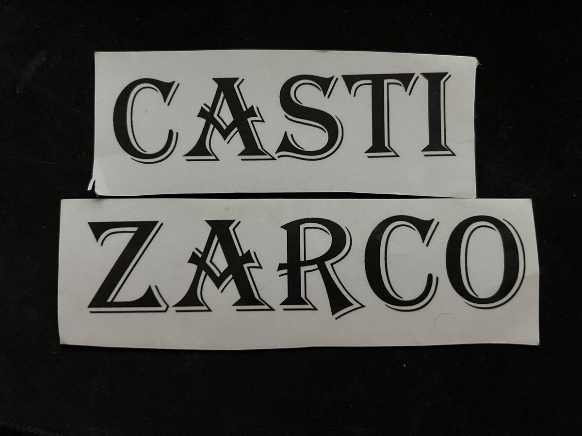 Hoy haciendo limpieza me encontré estas dos cosas que me llevé de recuerdo de un vestuario tan histórico y de dos pedazo de jugadores y mejores personas incluso y ya es difícil,me hace ilusión encontrarme esto y más cuando ya no están con nosotros <a href="/francastillo10_/">Fran Castillo</a> <a href="/AmadorZarco98/">Amador Zarco</a>