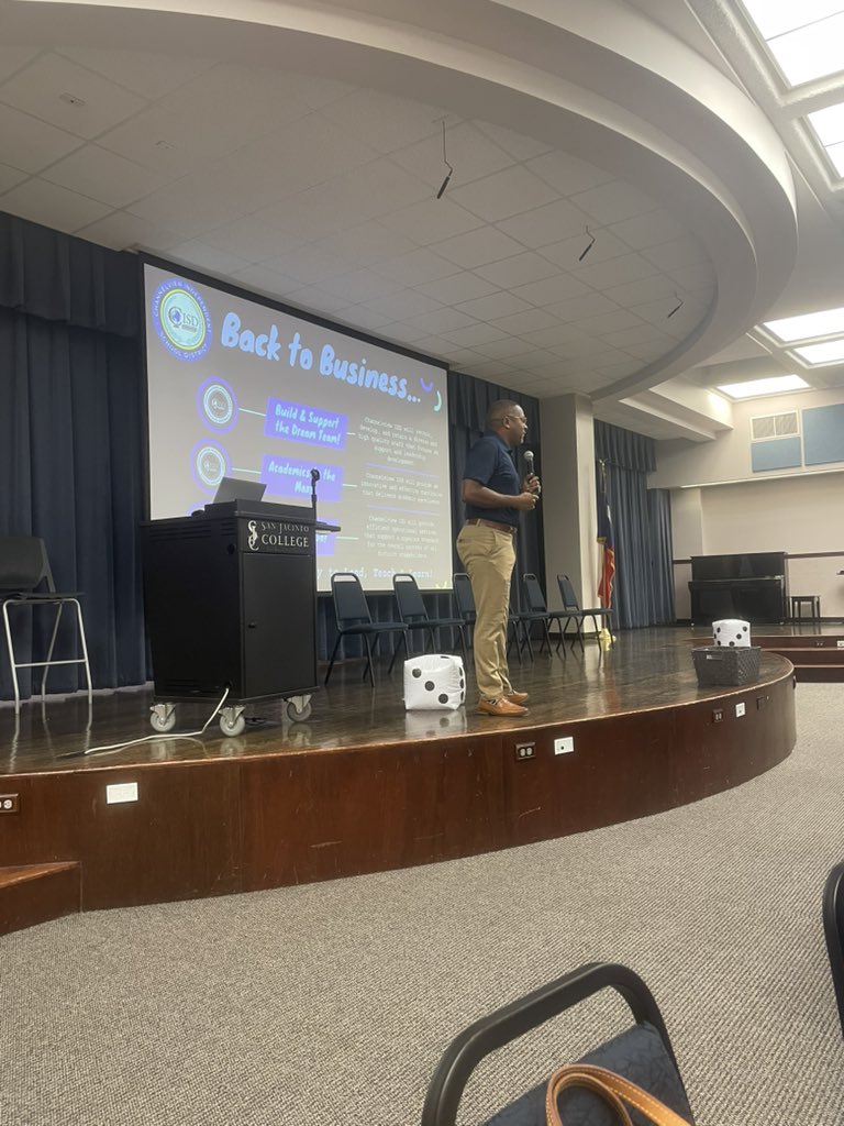 ChannelviewISD's tweet image. Happening now: Our superintendent @tchill_ is speaking to our leadership team during the 2025 leadership retreat! #wearechannelview