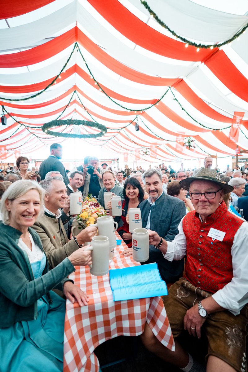 Markus_Soeder's tweet image. Unterwegs in #Oberbayern: Volles Festzelt mit 1700 Besuchern beim politischen Abend am Poinger Volksfest. Gerade in einer Zeit, in der #Zusammenhalt wichtiger denn je ist, zeigen solche Feste, was Bayern stark macht: #Ehrenamt, #Gemeinschaft, #Lebensfreude und unser wertvolles…