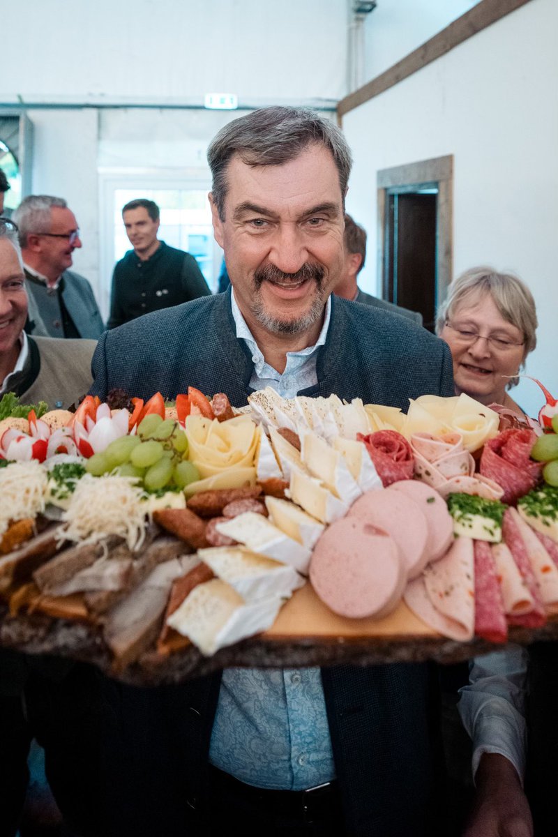 Markus_Soeder's tweet image. Unterwegs in #Oberbayern: Volles Festzelt mit 1700 Besuchern beim politischen Abend am Poinger Volksfest. Gerade in einer Zeit, in der #Zusammenhalt wichtiger denn je ist, zeigen solche Feste, was Bayern stark macht: #Ehrenamt, #Gemeinschaft, #Lebensfreude und unser wertvolles…
